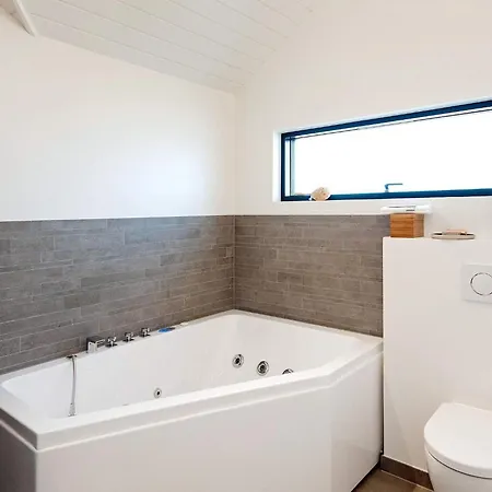 Seaside Luxury Retreat - By Traum בית נופש